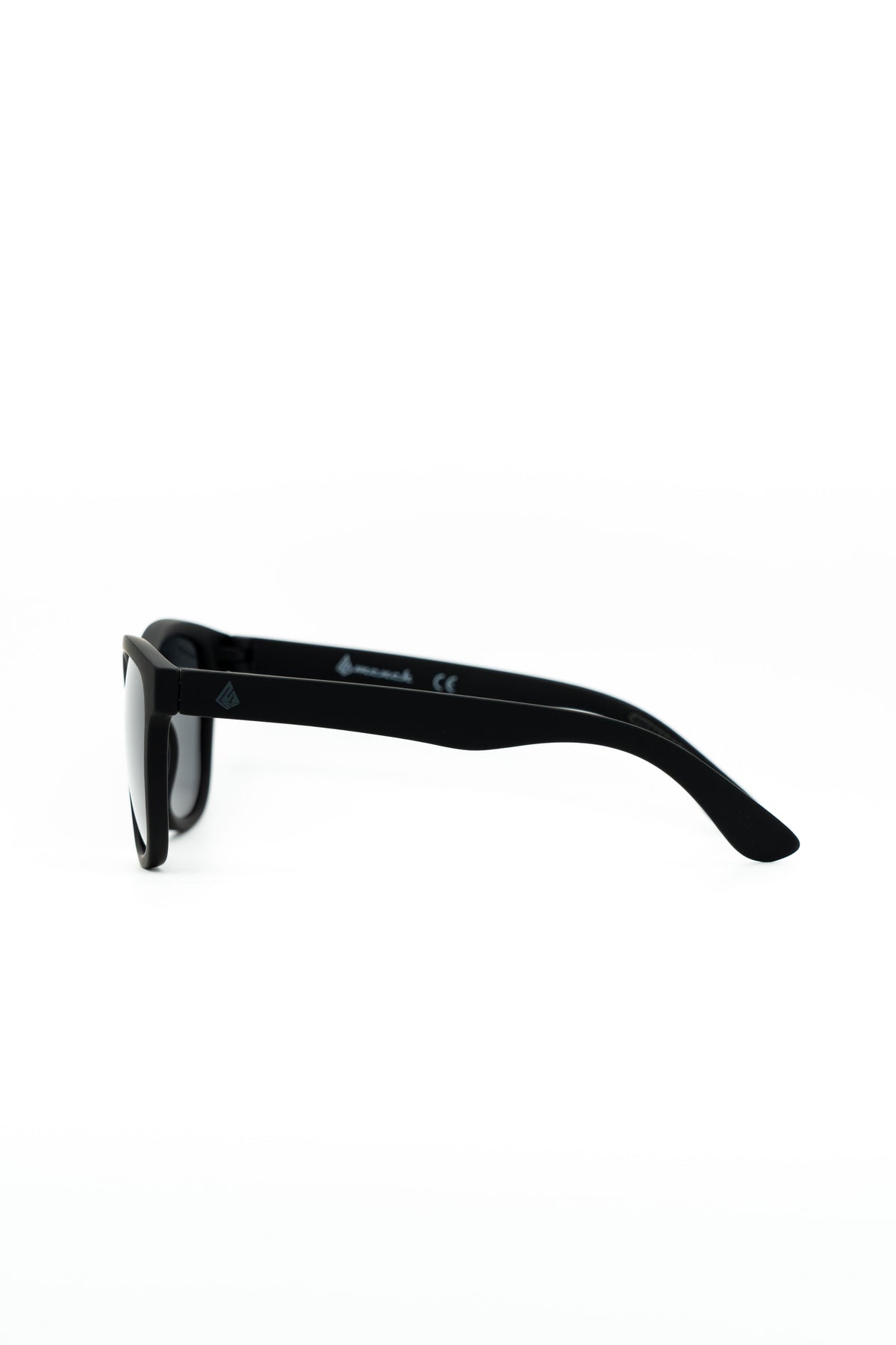 Detalle lateral de la montura de M1- MAMBA SHADES